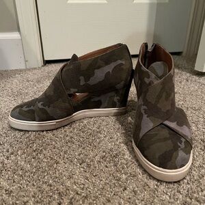 Linea Paolo camo wedge sneakers size 7.5